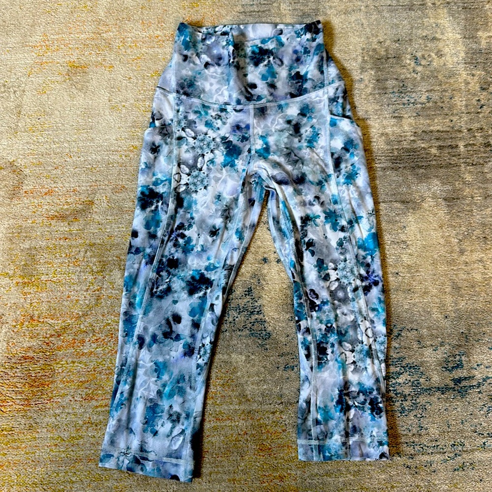 Lululemon Align High Rise Crop with Pockets 23"
Kaleidofloral Multi size 4